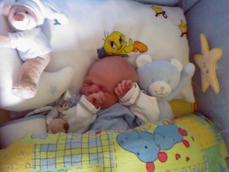 gwenn dans son lit a la maison