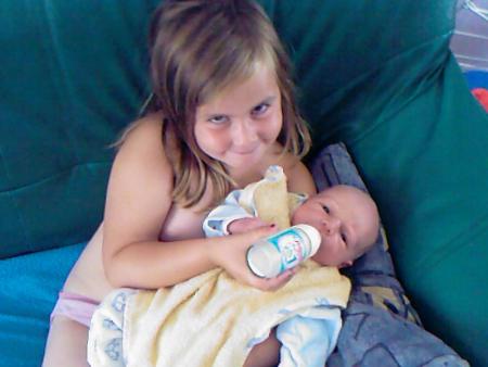 1er biberon donner par tyfaine ta soeur